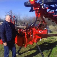Voyager semi-mounted plough working soil testimony farmer 2