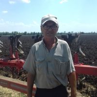 Voyager semi-mounted plough working soil testimony farmer 1